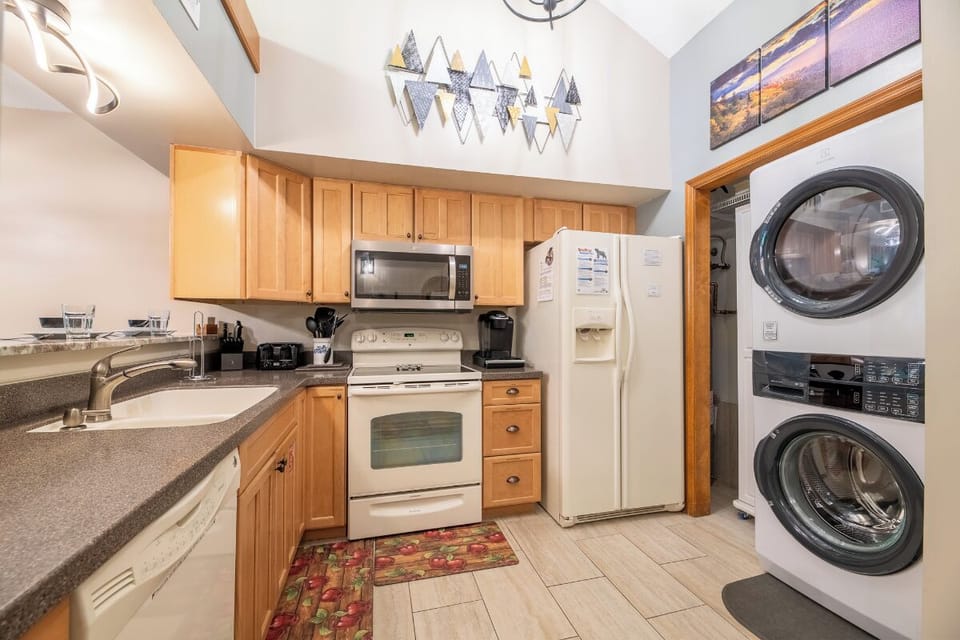 Your fully equipped kitchen makes meal prep a breeze, with everything you need from stove to microwave—plus the convenience of an in-unit washer and dryer to keep your stay comfortable and easy.