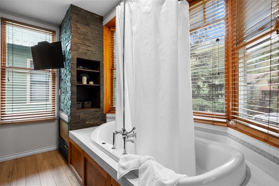 Silver Meadows Bathroom - Jetted tub/shower combo with single vanity