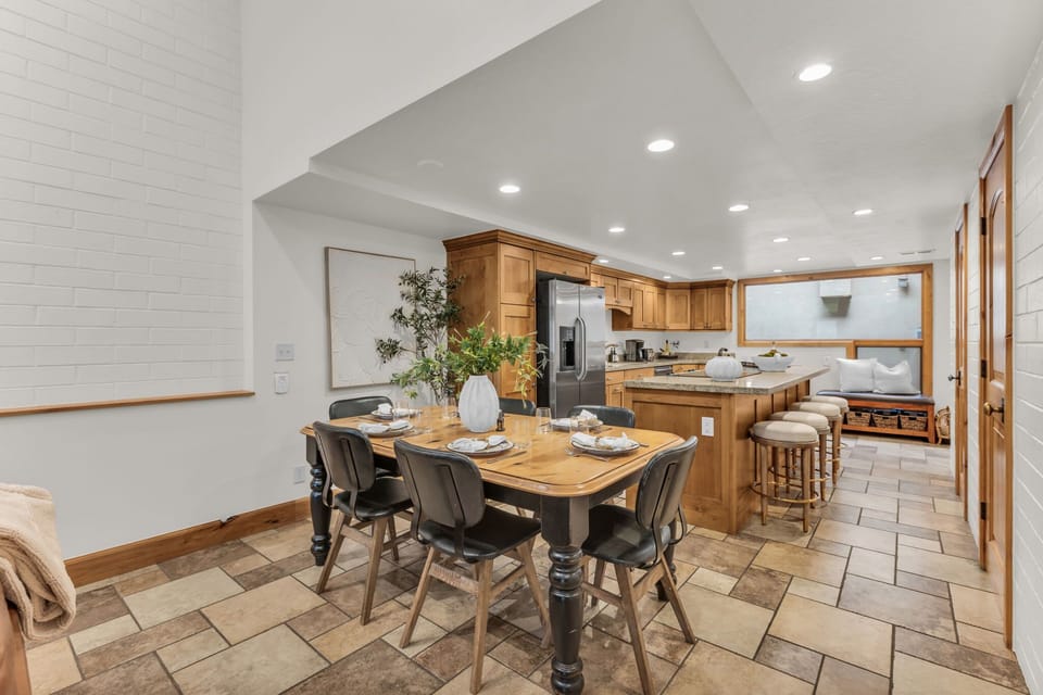 Dining area: Dining table with seating for 6, kitchen bar with 4 barstools
