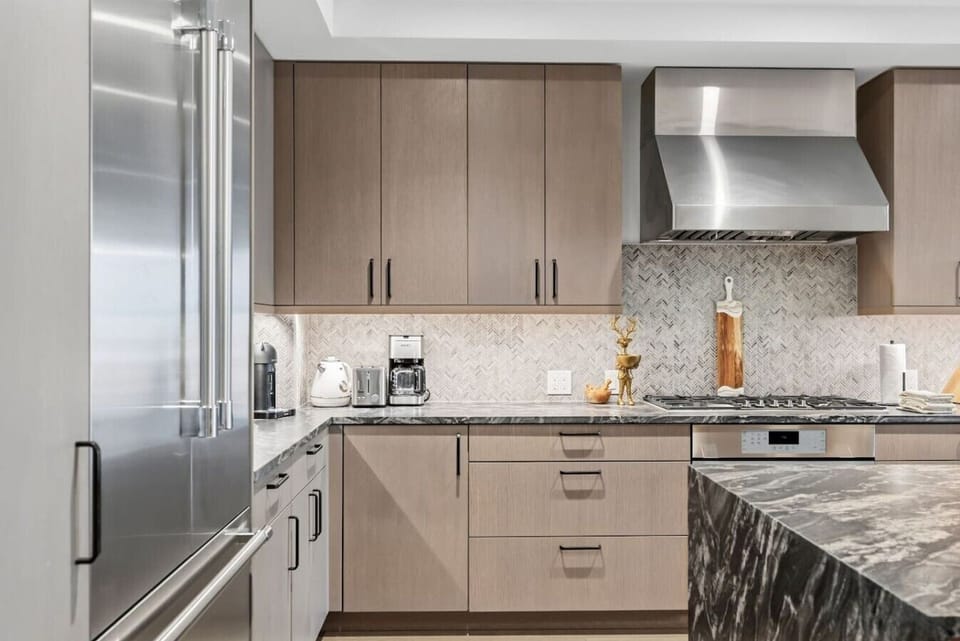 Fully equipped kitchen featuring large island with breakfast bar