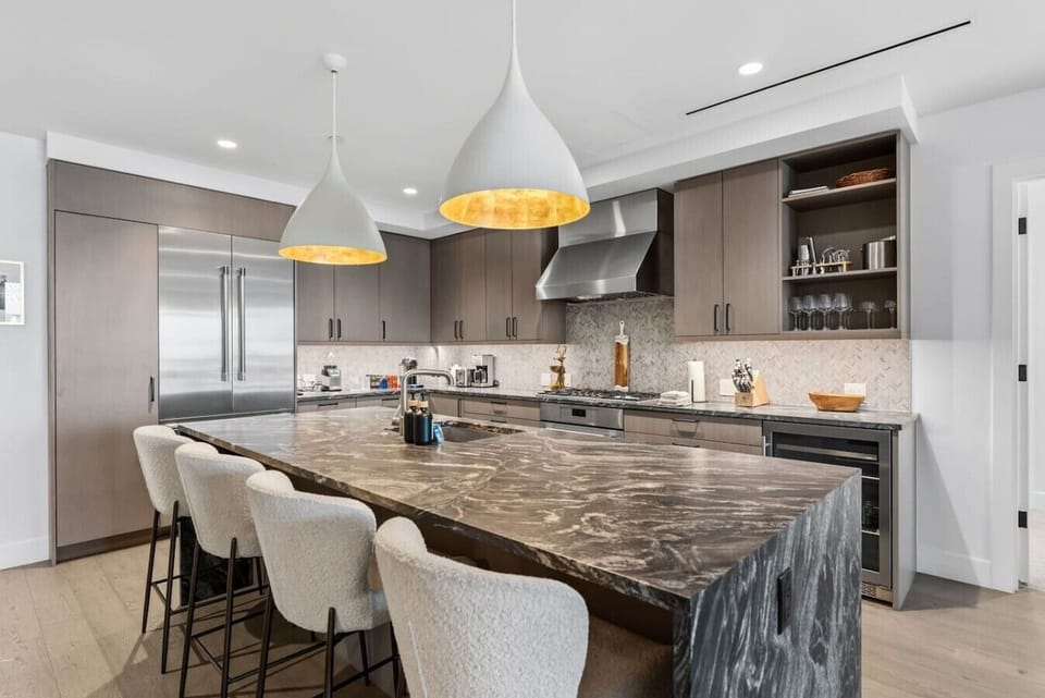 Fully equipped kitchen featuring large island with breakfast bar