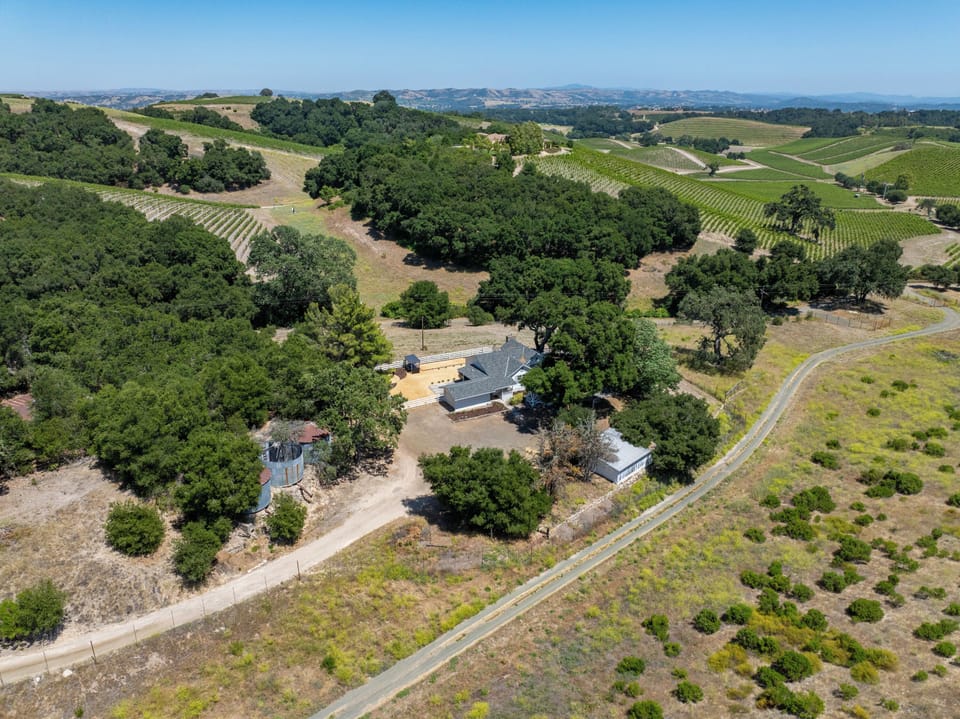 Private countryside escape with vineyard views and peaceful open space