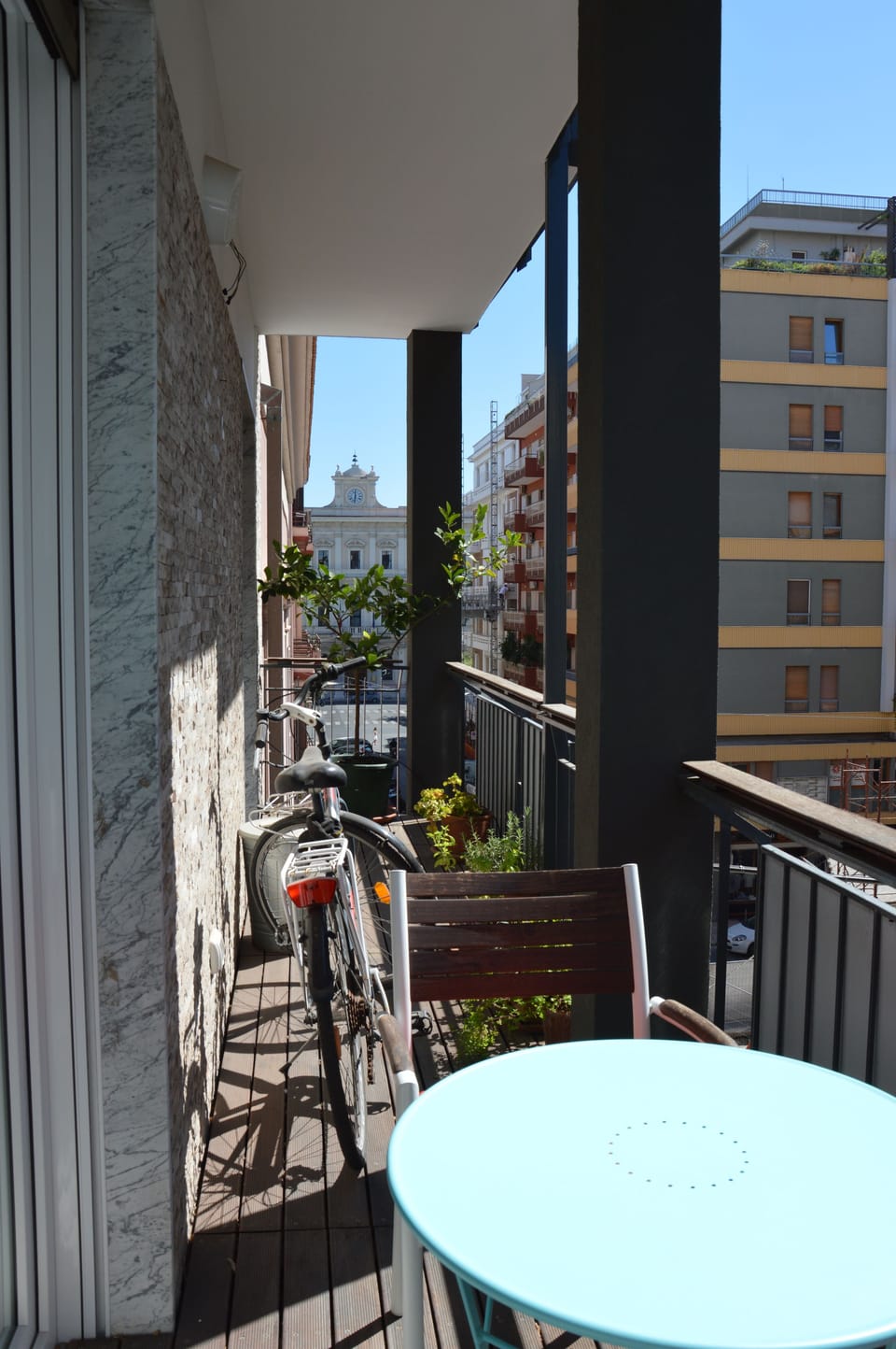 Balcony with view on Via Abate Gimma.