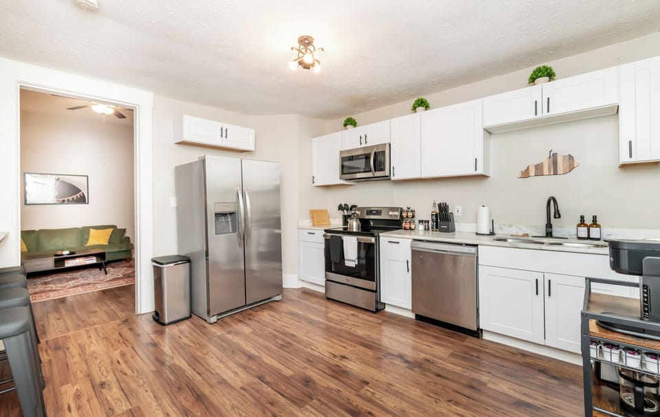 Cook a big family feast in this wonderfully open and bright kitchen space. You will love the matching shiny stainless steel appliances.