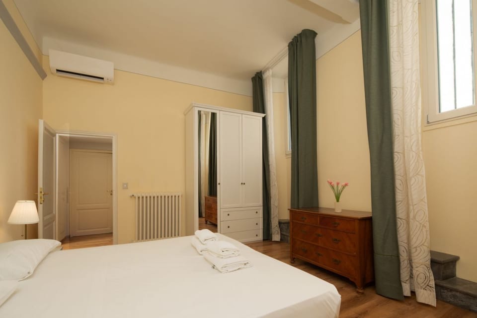 Welcome to this beautiful, newly renovated apartment, modern, spacious, and equipped with every comfort, located in Piazza Cavalleggeri, in an ideal location for exploring Florence on foot.The apartment is perfect for families, groups of friends, or anyo Apartment in Florence