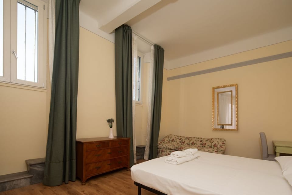 Welcome to this beautiful, newly renovated apartment, modern, spacious, and equipped with every comfort, located in Piazza Cavalleggeri, in an ideal location for exploring Florence on foot.The apartment is perfect for families, groups of friends, or anyo Apartment in Florence