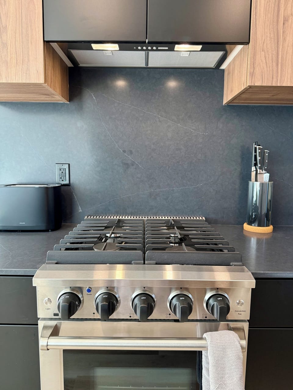 toaster, gas oven and stove, full knife set