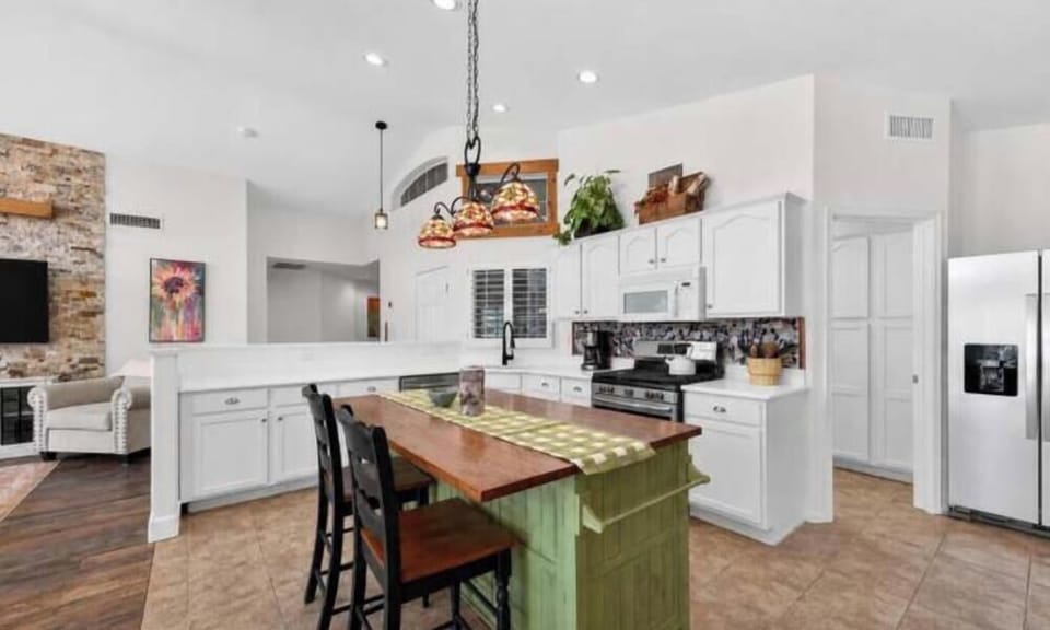 Open Kitchen, ALL New appliances
