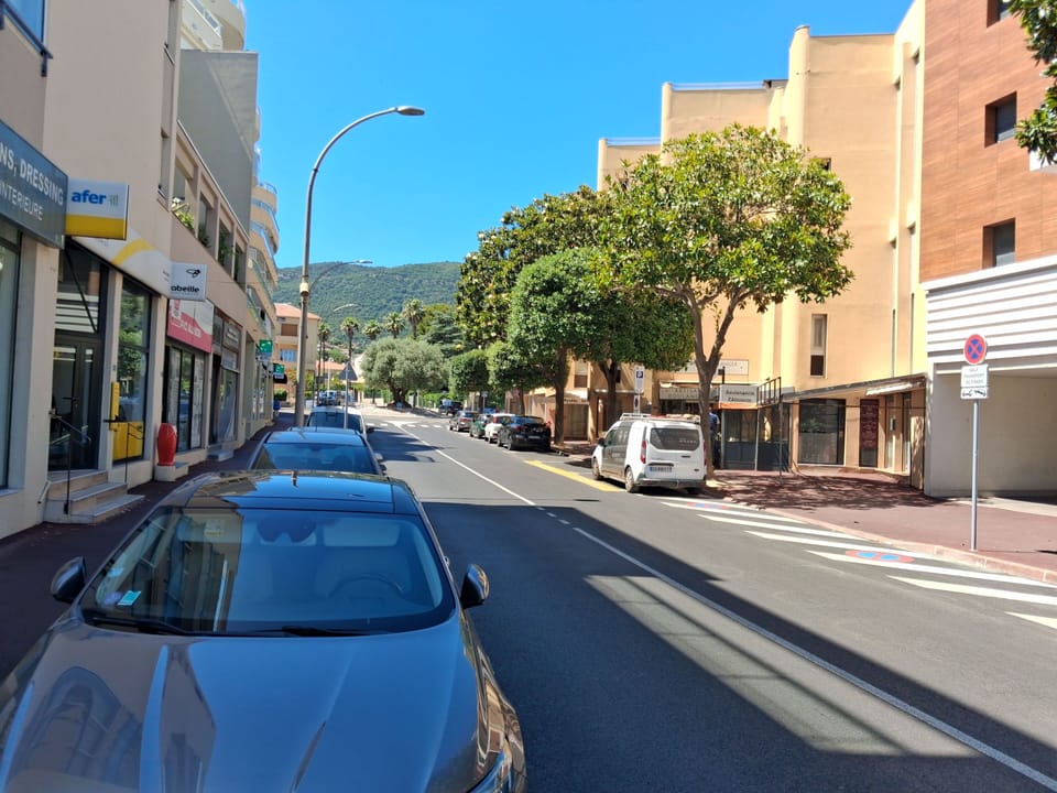 Right in the town centre, with waterfront cafés, the market, and the marina all within easy walking distance