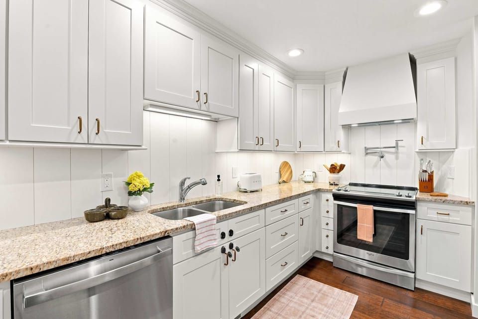 From quick breakfasts to full dinners, this fully-loaded kitchen has everything you need to eat well on vacation.