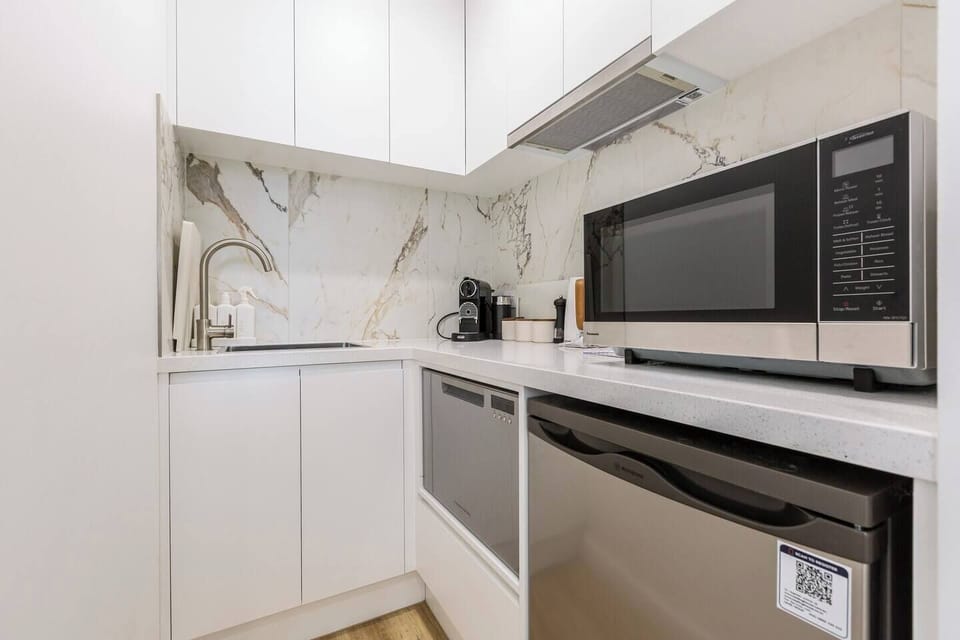 Prepare light snacks or an easy breakfast in the kitchenette, where everything is set up for simple mornings before heading out to nearby cafés.