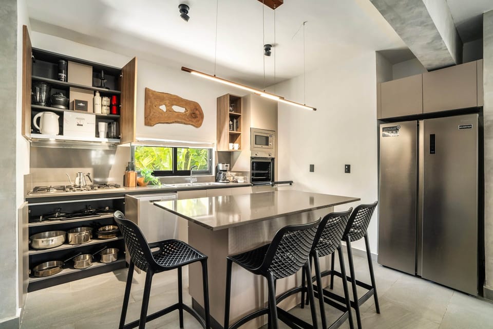 Fully stocked chefs kitchen with 3 ply stainless steel cookware and HENKELS knives 