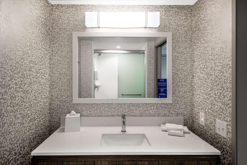 Start your day smoothly with a clean, well-lit sink area.