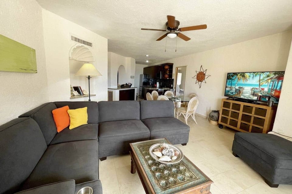 living room with satélite tv.
