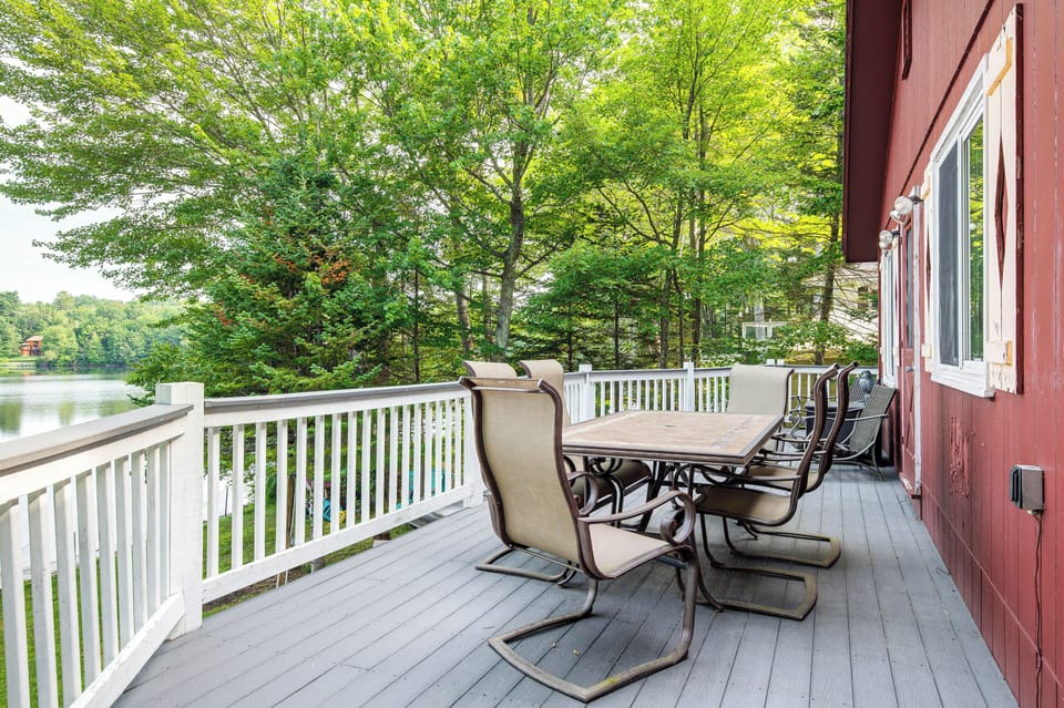 Deck | Dining Areas | Grill