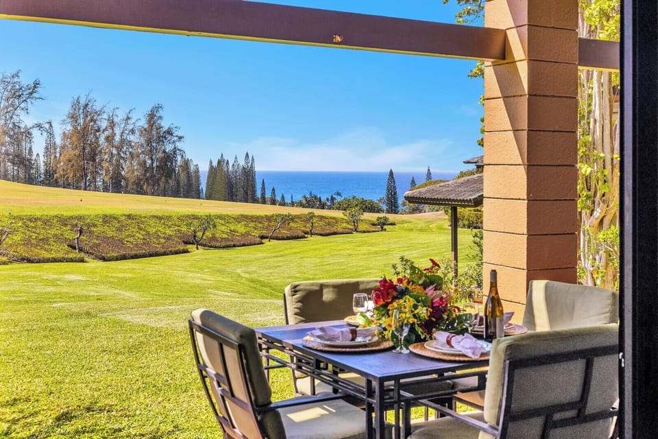 Dine outdoors with glimpses of the ocean and sweeping views of the golf course KRV-2314