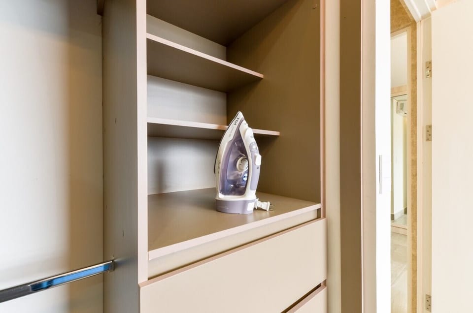 Recámara secundaria con cama matrimonial, cama individual, Smart TV, zona climatizada y vista a la ciudad. Ideal para descansar con todo el confort.