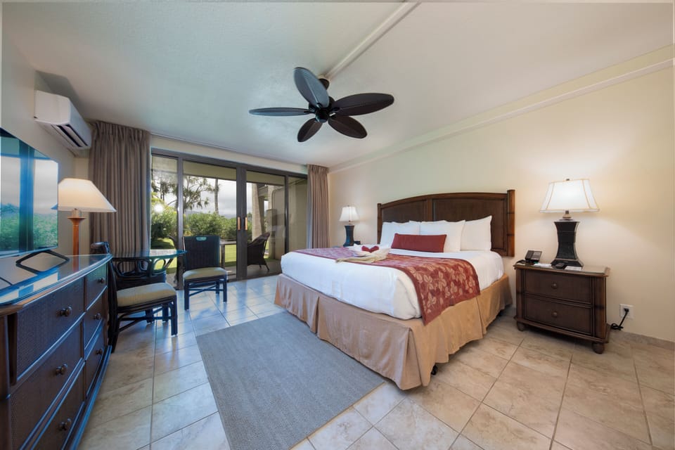 Unit with King size bed. Exact unit will be assigned upon arrival. Views, colors and decor may vary.