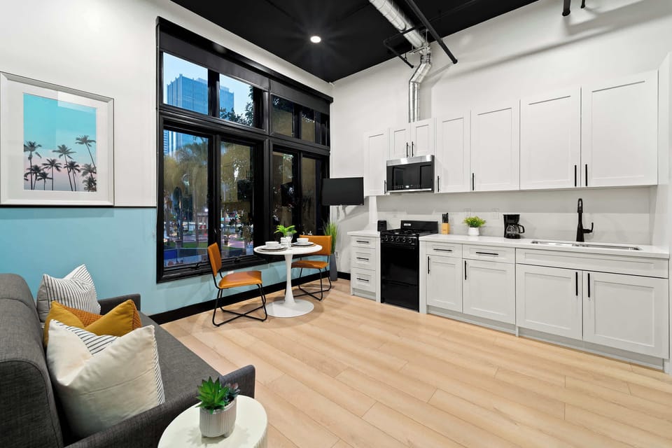 🍽️ A space designed for slow mornings and easy conversation over your first cup of coffee.