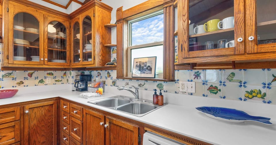 The elegant kitchen is well equipped for an unforgettable getaway​