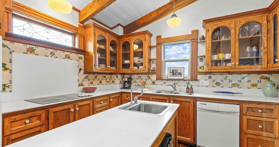 The elegant kitchen is well equipped for an unforgettable getaway​