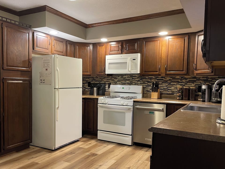 Settle in for easy meal prep in your kitchen, with a full-size refrigerator, gas range, microwave, dishwasher, coffee makers, and abundant storage. 🍽️