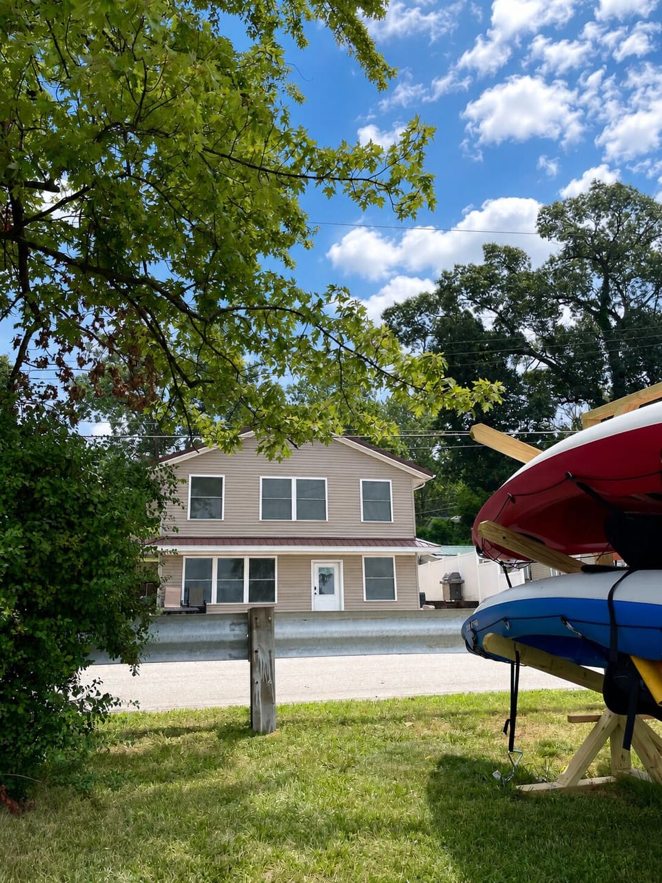 Your lake adventure is waiting just across the way—grab a kayak from the shaded rack and spend the day exploring the water. 🛶🌳