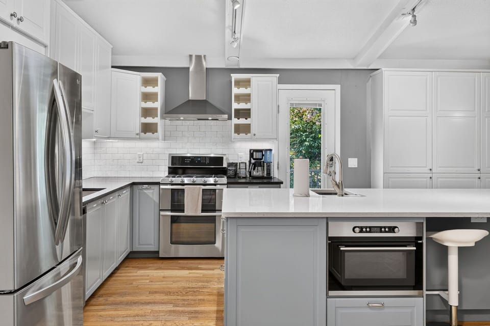 This bright, well-appointed kitchen gives you plenty of counter space and modern appliances to prepare your favorite meals during your stay.