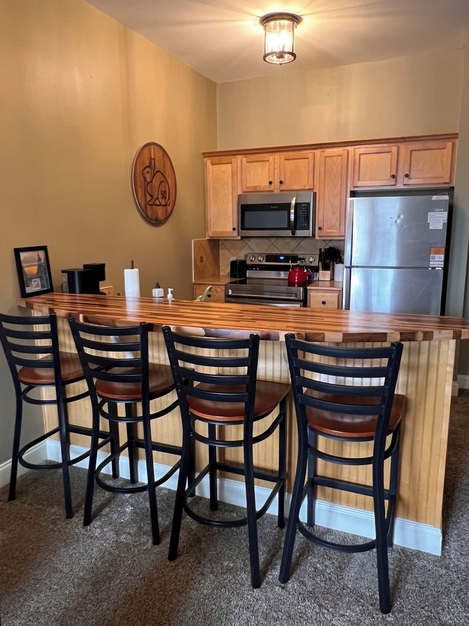 Breakfast bar and kitchen