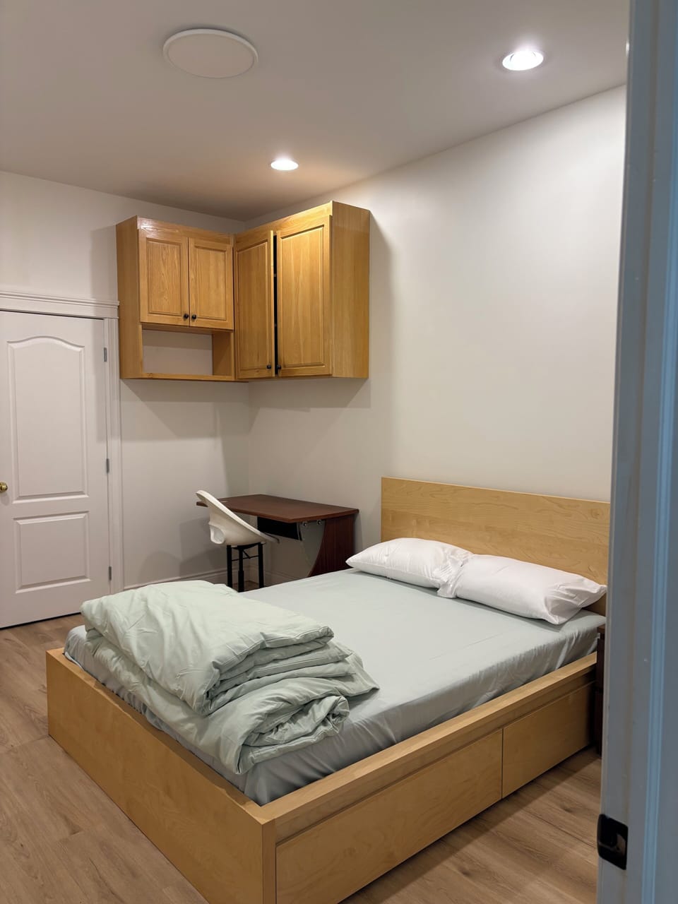 Spacious den with extra bed