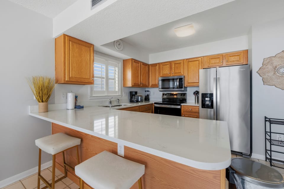 Eat-in kitchen bar seating