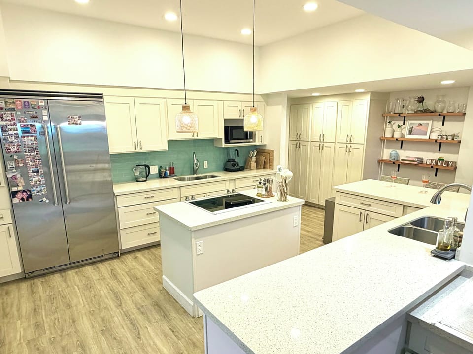 Double dual sinks. Viking fridge/freezer, waste disposal and all the toys!