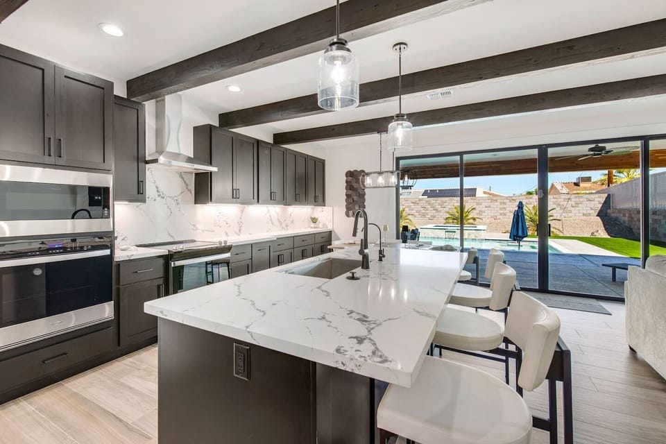 Modern, fully equipped kitchen with a spacious island and stylish finishes.