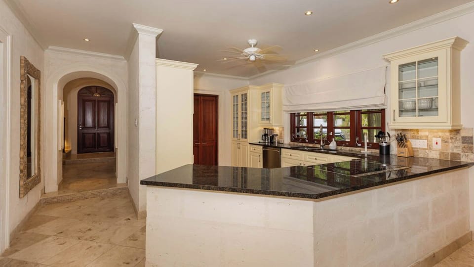 Claridges 5 - Luxury Villa Near Gibbes Beach (1218)