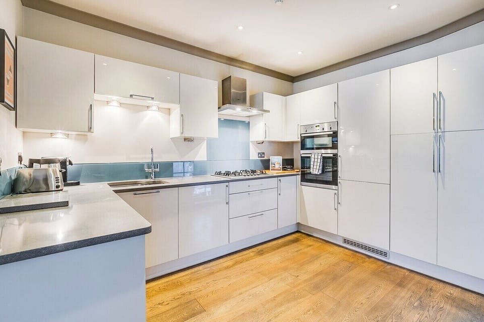 Bright, modern and well equipped kitchen