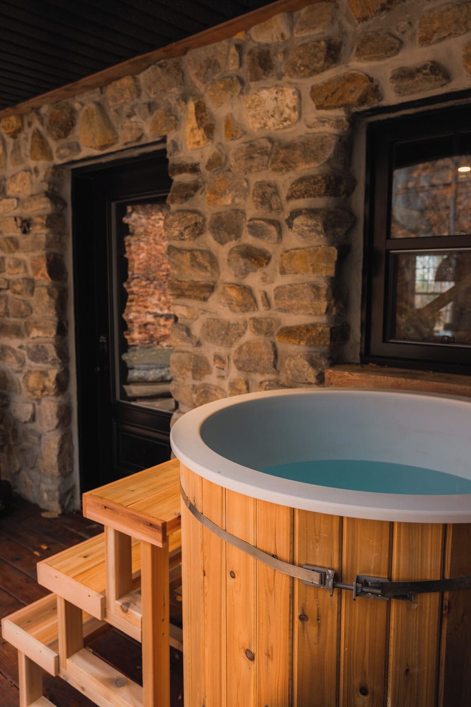 Outdoor spa tub