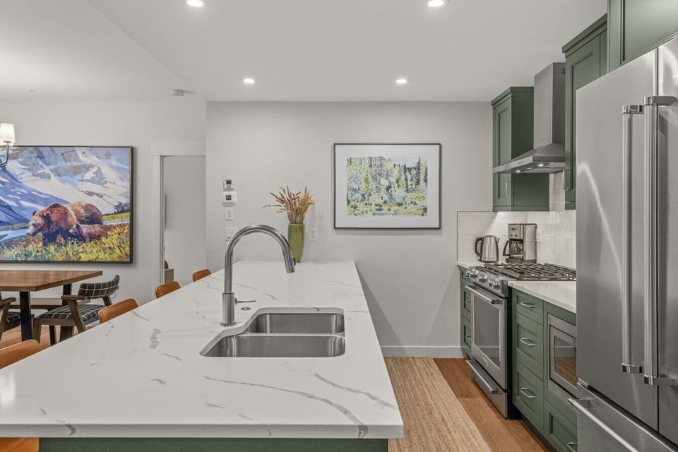 gourmet-kitchen-quartz-waterfall-island-gas-range