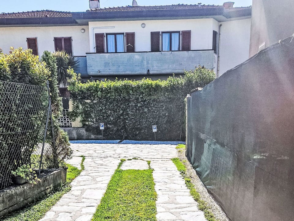 Driveway, Garden, Walkway, Flagstone, Shade, Alley, Landscaping, Backyard, Cobblestone, Shadow