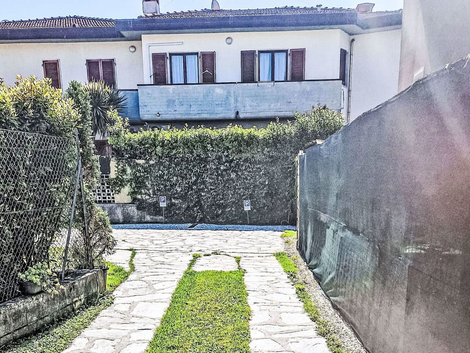 Wall, Green, Alley, Driveway, Garden, Walkway, Flagstone, Cobblestone, Landscaping, Backyard