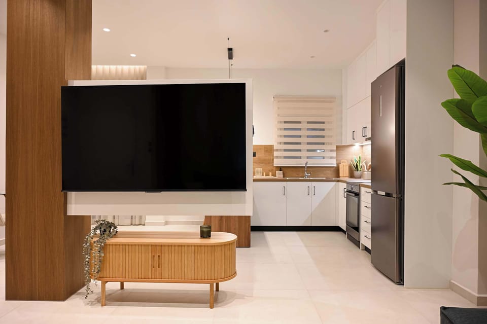 The open layout connects the living room with the fully equipped kitchen, creating a comfortable space for spending time together.
