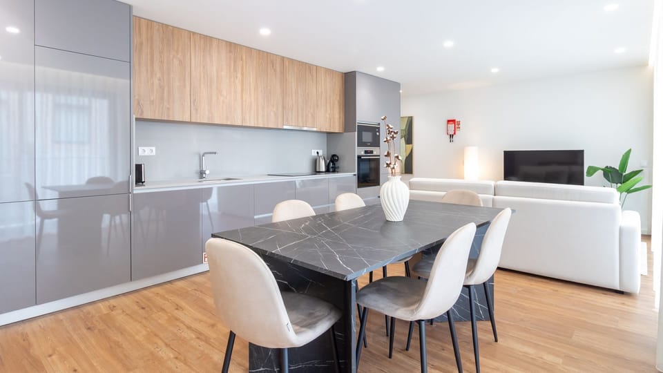 Entertain with ease in this spacious open-plan area, seamlessly connecting a modern, fully equipped kitchen with a chic dining space and comfortable living room. It's the ideal setting for social gatherings or simply enjoying the bright, airy atmosphere.