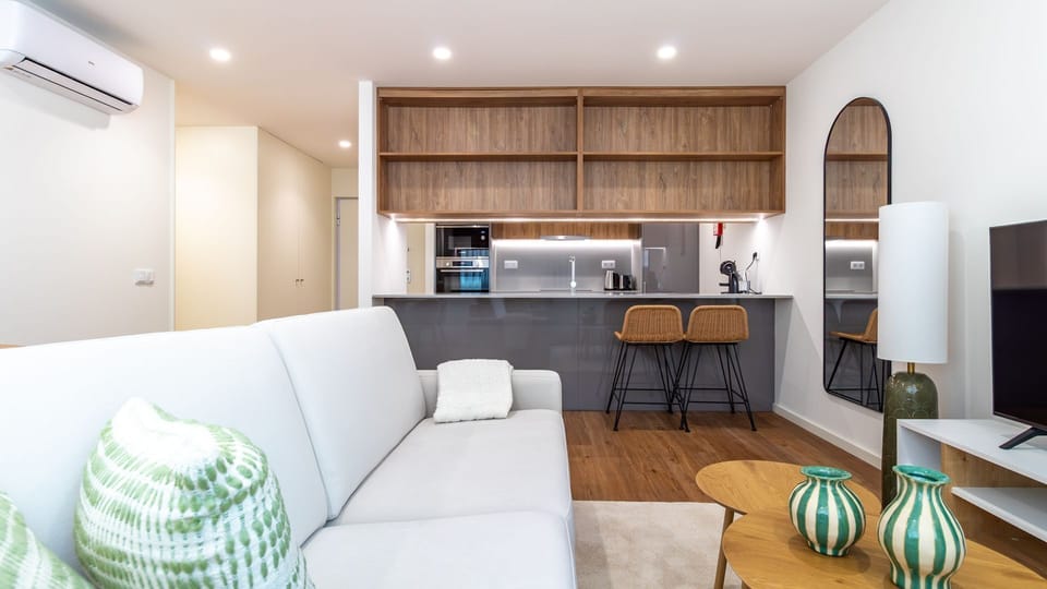 Enjoy the convenience of an open-concept living area flowing into a chic, fully equipped kitchen, perfect for preparing meals while still engaging with guests. #OpenKitchen #LivingSpace #ModernKitchen #EntertainersDelight #ComfortStay #AptLiving