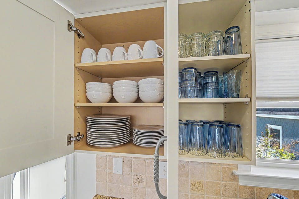 kitchen_cabinet_organized_plates_glassware