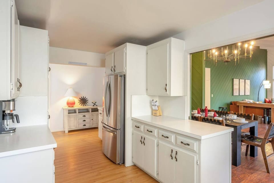 Bright, Fully Equipped Kitchen – Spacious layout with modern appliances and natural light.