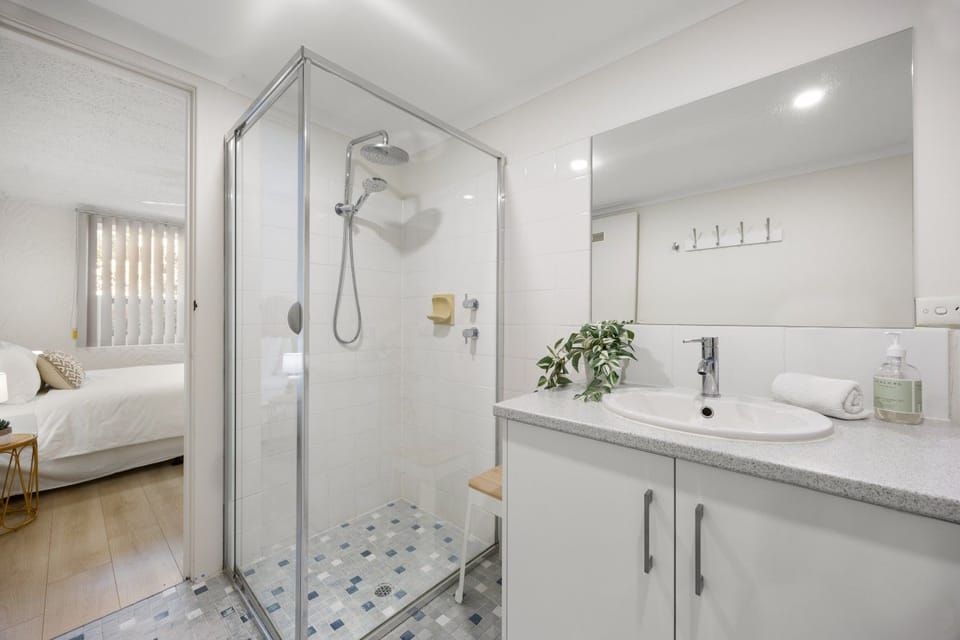 The ensuite features a walk-in shower, generous vanity and integrated laundry facilities, adding everyday convenience for both short and extended stays.