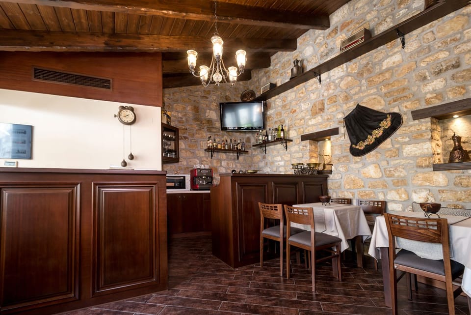 Traditional Guest House Common Area – Dining & Breakfast Space