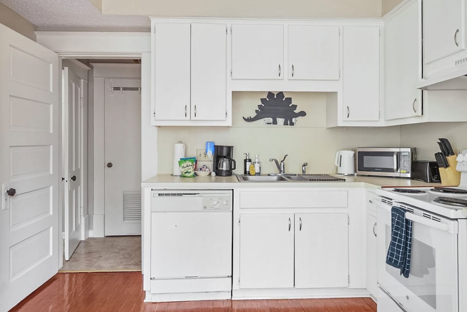 Bright & Fully Equipped Kitchen