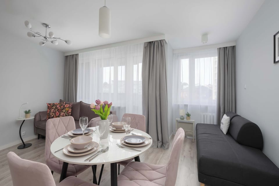The dining area is tastefully set. Large windows illuminate the whole room, which extends into the living and relaxation corner.