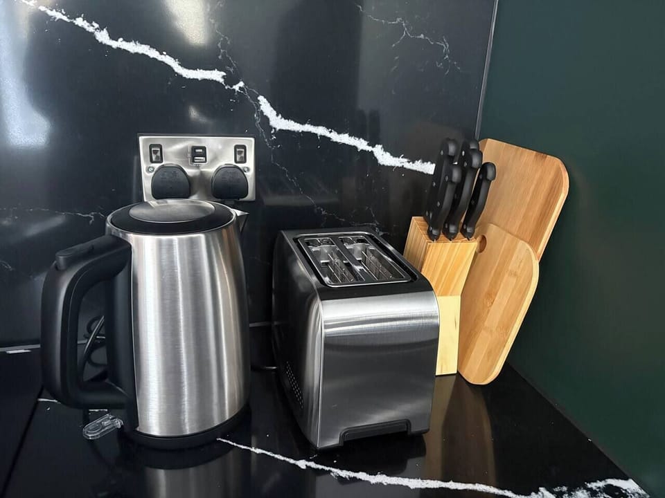 Kettle, Toaster, Knifes and chopping boards