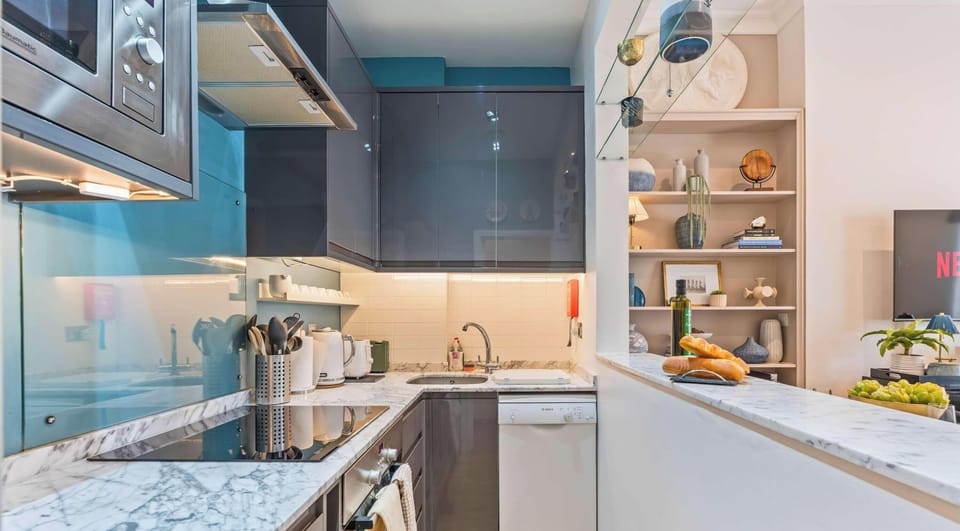 FULLY EQUIPPED KITCHEN FOR HOME-COOKED MEALS